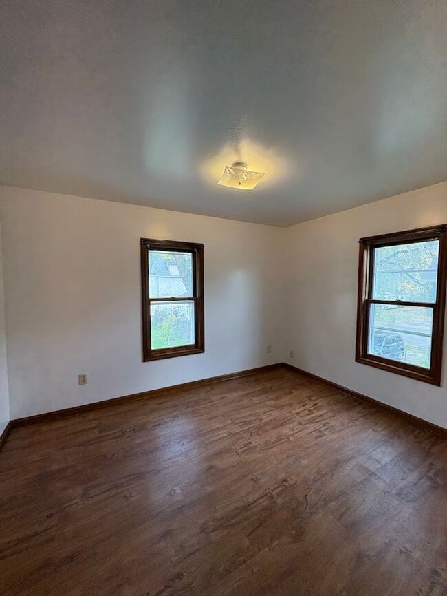 Building Photo - Three bedroom one bathroom home for rent