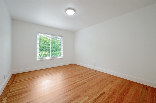 Building Photo - Light Filled Newly Remodeled Home w/ Fanta...