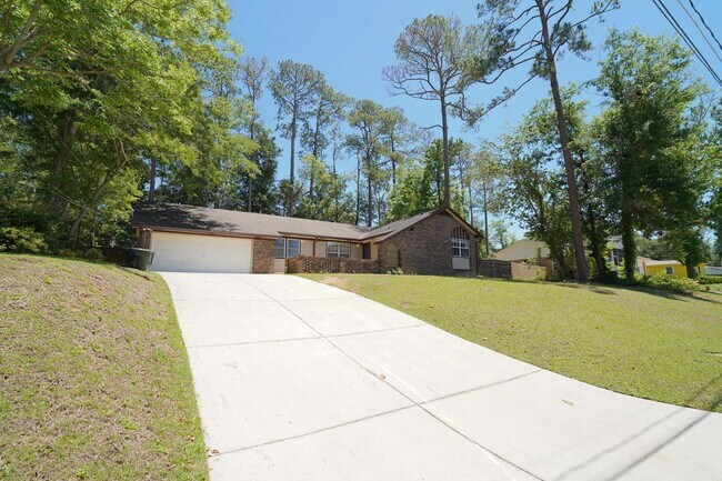 Building Photo - 1545 Pine View Dr