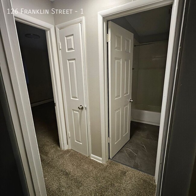 Building Photo - Cozy 1-Bedroom Apartment - Available April...