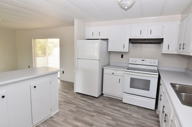 Building Photo - Spacious & Updated Double-Wide Home on a L...