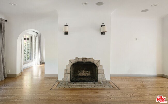Building Photo - 1169 S Sierra Bonita Ave
