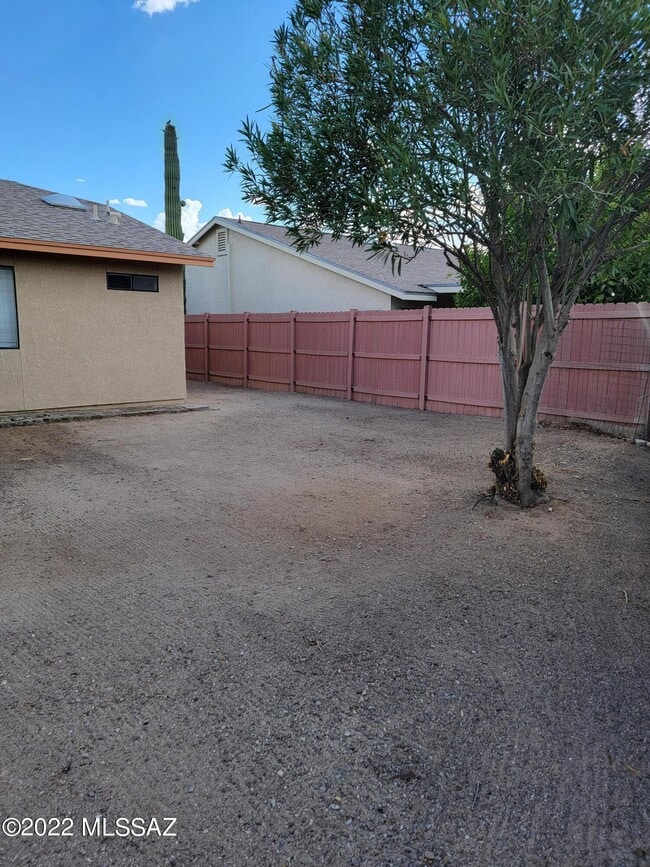 Building Photo - 9689 N Donegal Pl