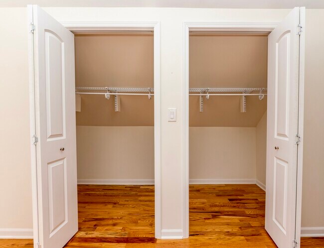 Building Photo - 1722 N Artesian Ave