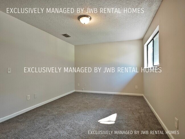 Building Photo - 348 Elm St