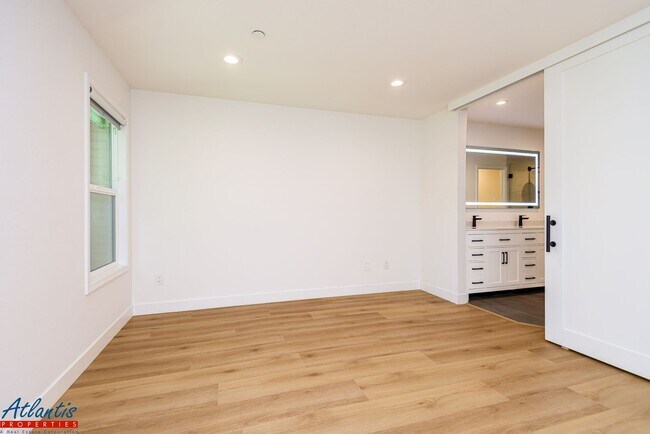 Building Photo - Gorgeous Townhouse | Remodeled | Desirable Location