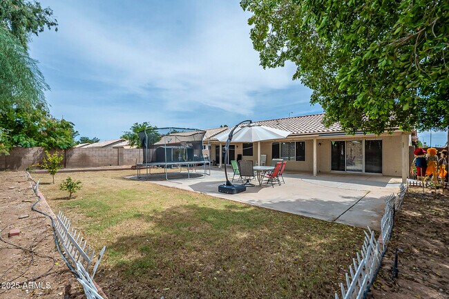 Building Photo - 1302 N Bogle Ave