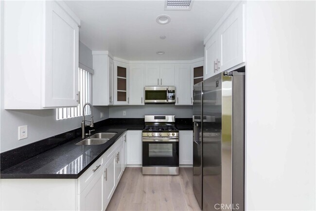 Building Photo - 527 W 80th St