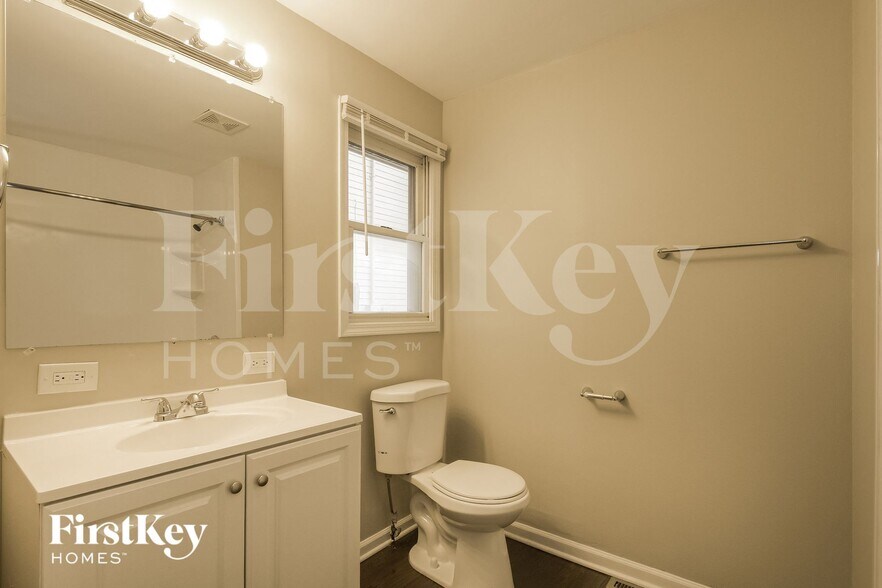 Building Photo - 611 W Oakwood Dr