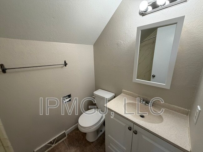 Building Photo - 2917 Formay Ave