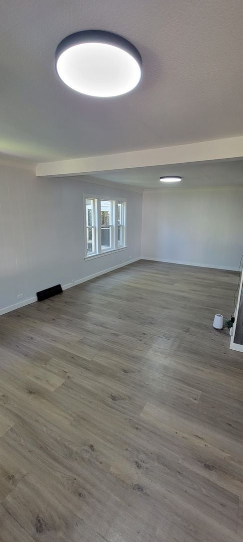 Building Photo - AVAILABLE JUNE 1ST - 2 Bed/ 1 Bath w/ Great Yard!