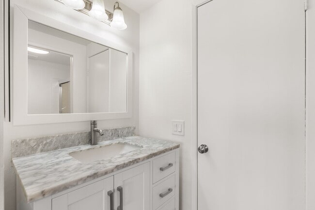 Building Photo - 1115 S Elm Dr