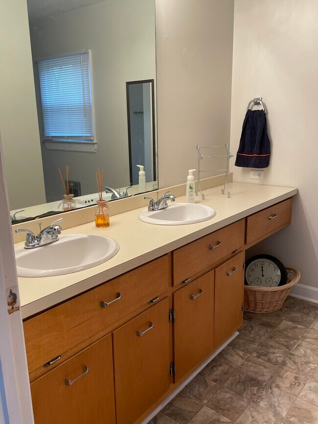 Building Photo - 2727 Stratford Dr