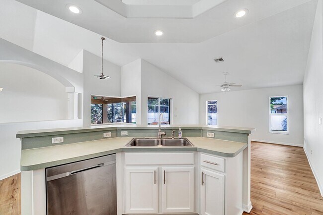 Building Photo - 513 SE Cliff Rd