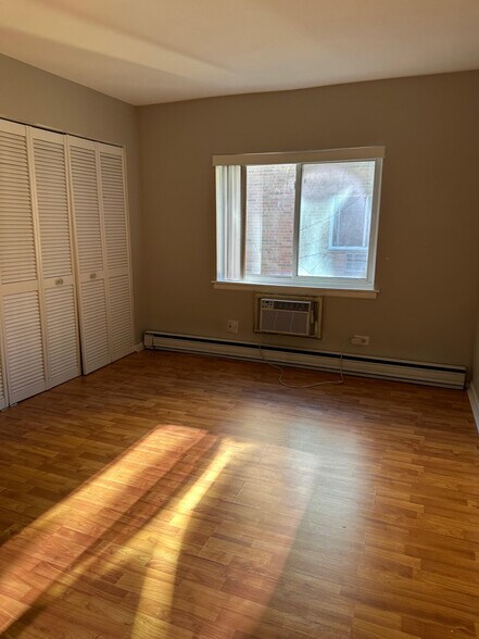 Building Photo - 3825 N Pine Grove Ave