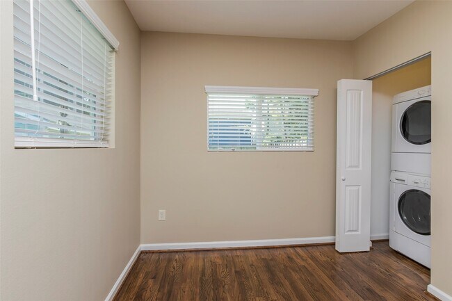 Building Photo - 730 E 8th St