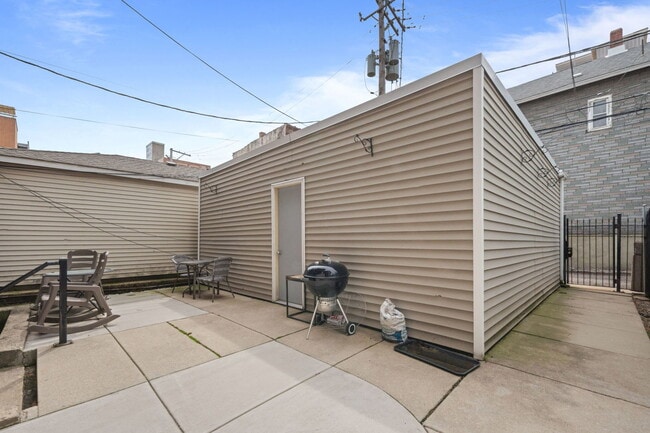 Building Photo - 624 N May St