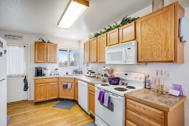 Building Photo - 3 bedroom, 1.5 Bath Townhome, Available Early June!