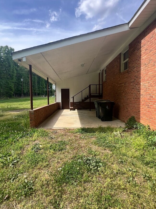 Building Photo - 2 Bedroom Duplex Available (Monroe)