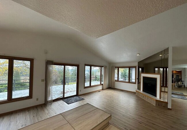 Building Photo - 2 Bed / 2 Bath Home with Lake Views Clubhouse – Hayden Lake
