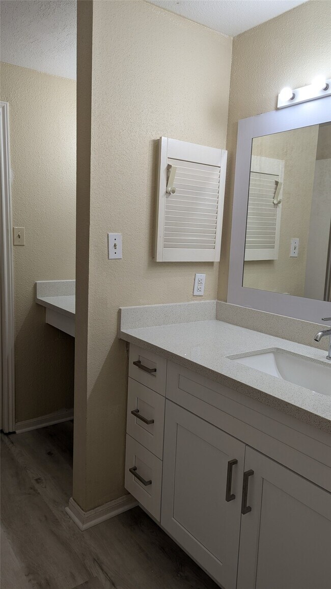 Building Photo - 2400 N Braeswood Blvd