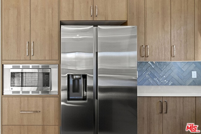 Building Photo - 822 N Orange Grove Ave