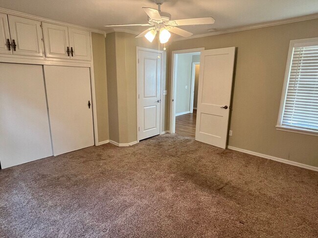 Building Photo - Charming 3 Bed 1.5 Bath!