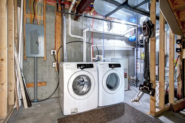Building Photo - Rare Sapphire Pointe 2 bed townhome for le...