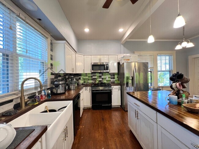 Building Photo - 2417B Clark Street