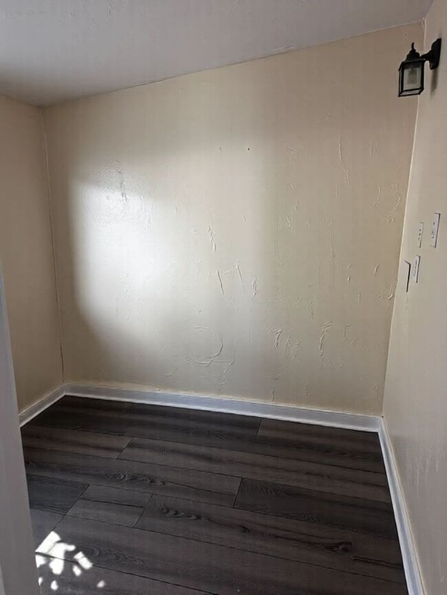 Building Photo - Coming Soon Welcome to your new home—classic LA charm meets modern comfort