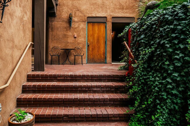 Building Photo - Inviting Studio in the Heart of Downtown S...