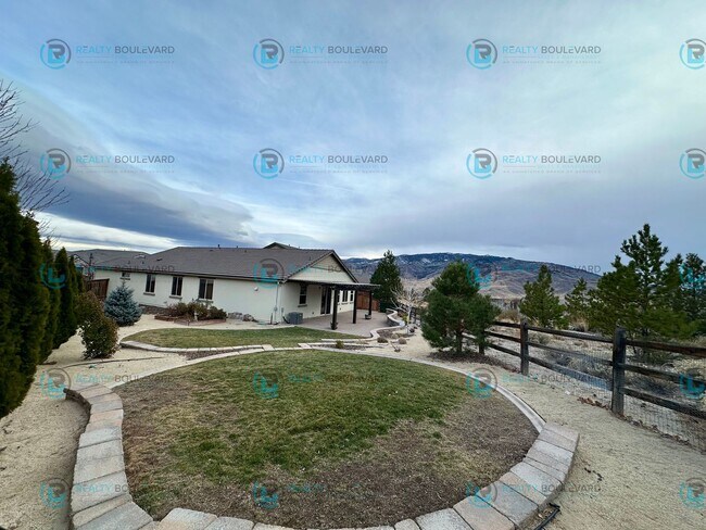 Building Photo - Spacious 4-Bedroom Gem in Somersett with S...
