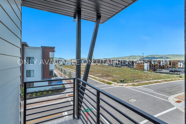 Building Photo - 1360 Gambel Oak Wy