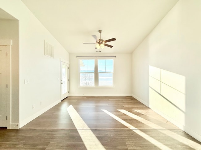 Building Photo - Gorgeous Condo in Vineyard!