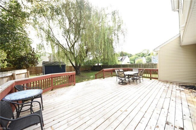 Building Photo - 1549 River Creek Crescent