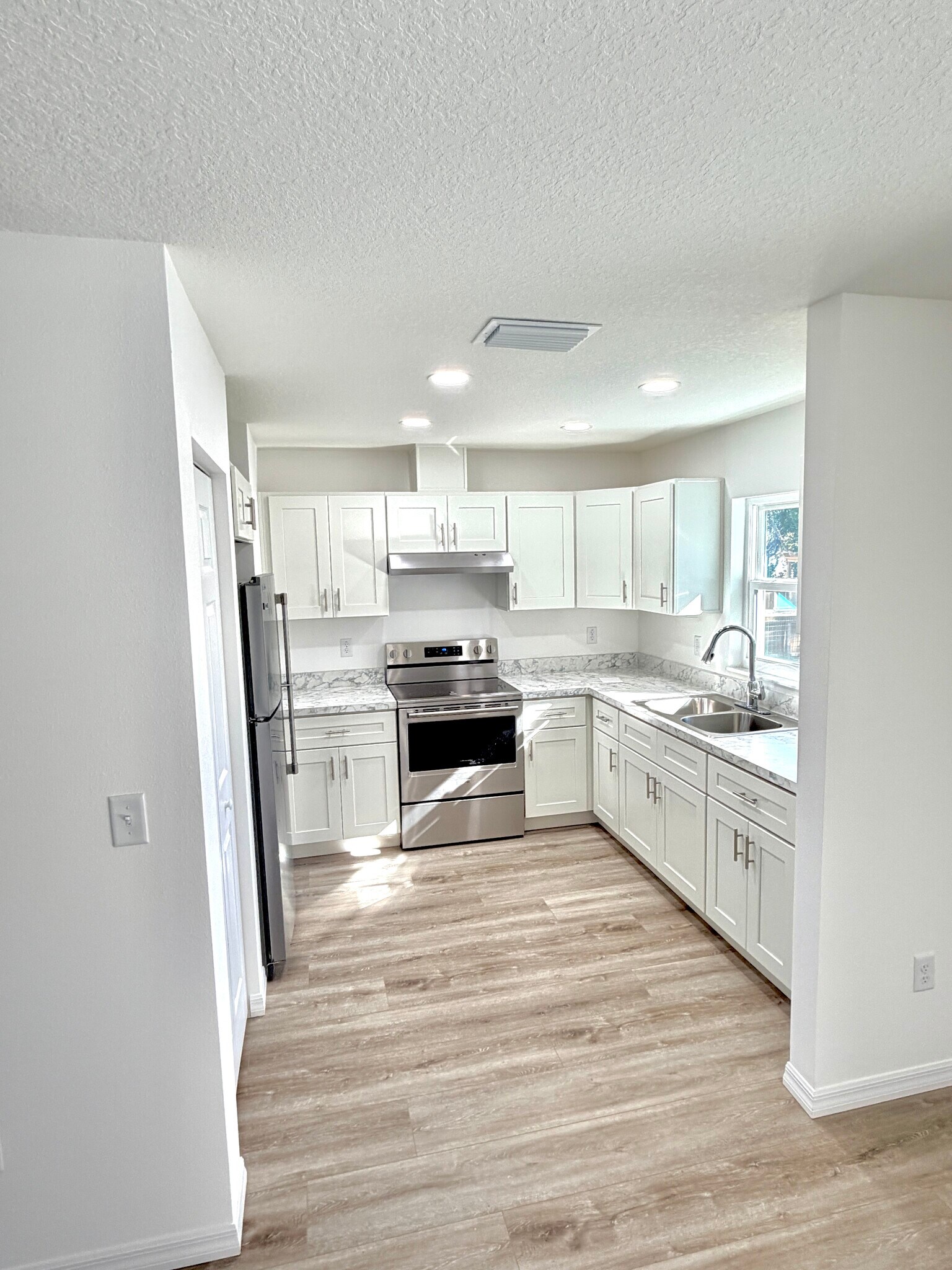 kitchen - 21414 SW Honeysuckle St