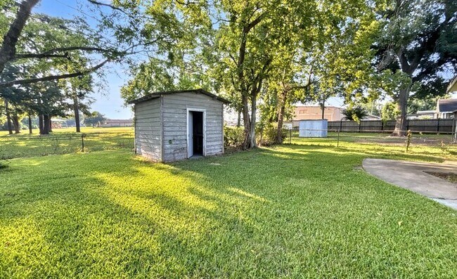 Building Photo - 5826 Burr Oak Dr