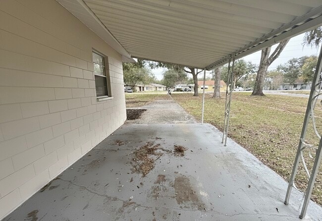 Building Photo - 811 S Lone Oak Dr