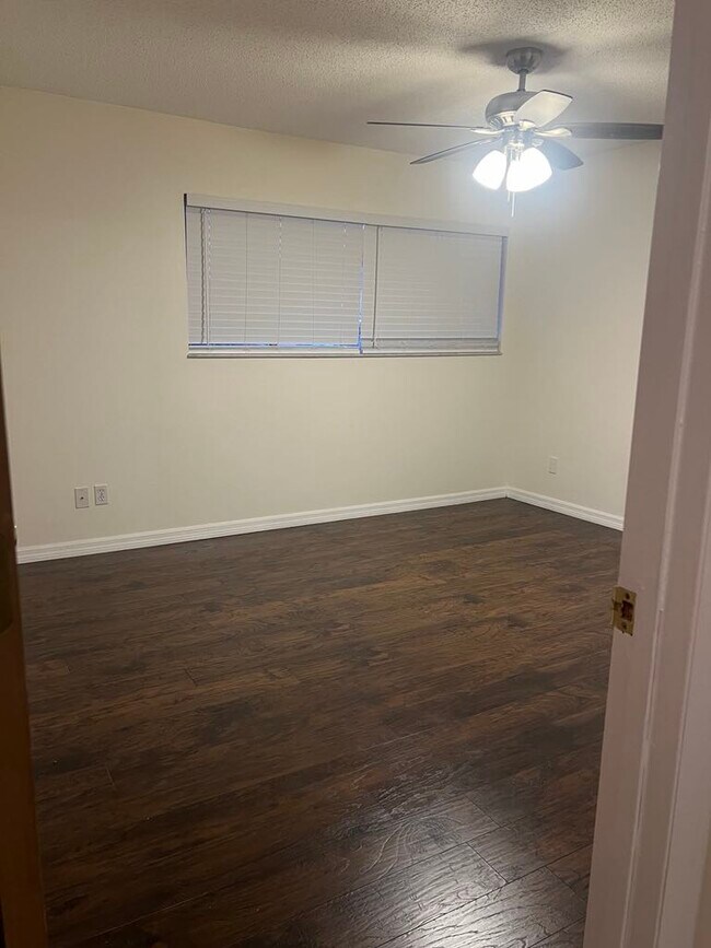Building Photo - 1084 Longfellow Cir