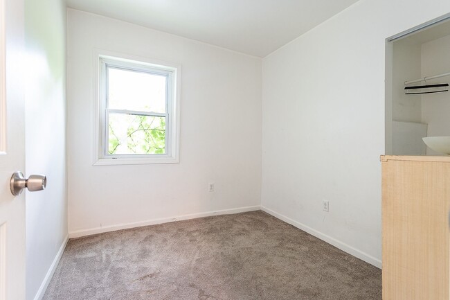 Building Photo - AVAILABLE JUNE 2026 - Beautiful, 3 Bed House with Huge Deck and Yard!