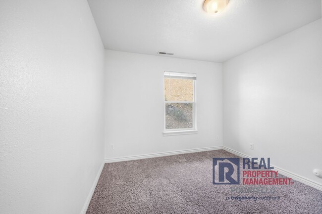 Building Photo - 3 bedroom 2 Bath Townhouse - 1 Car Garage