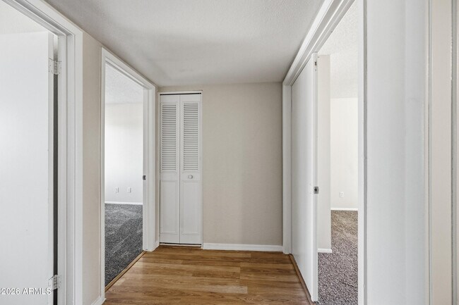 Building Photo - 2216 W Straford Dr