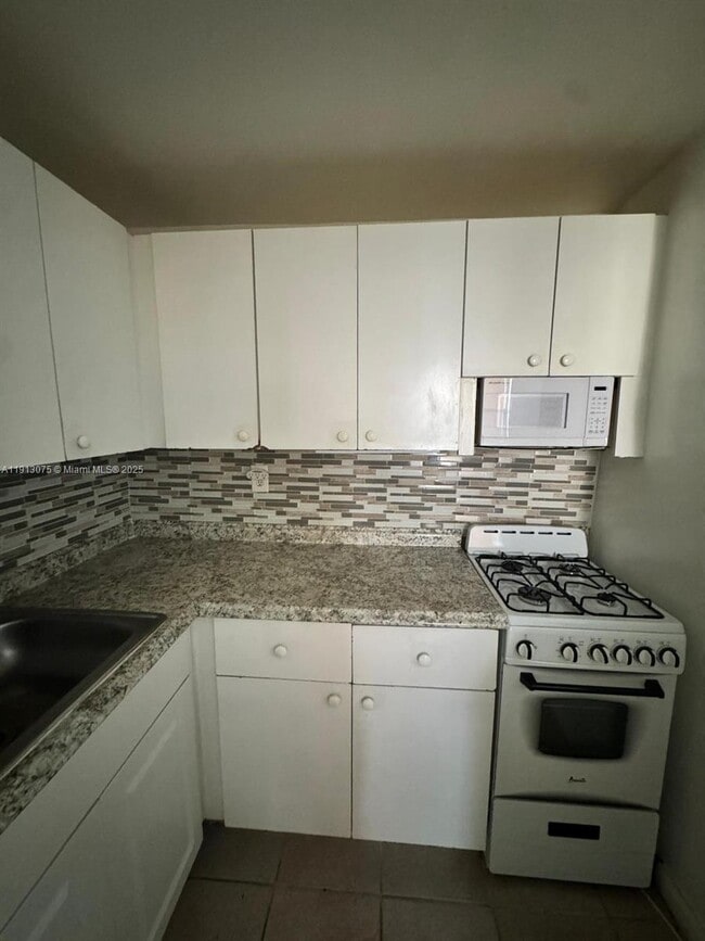 Building Photo - 1230 W 54th St