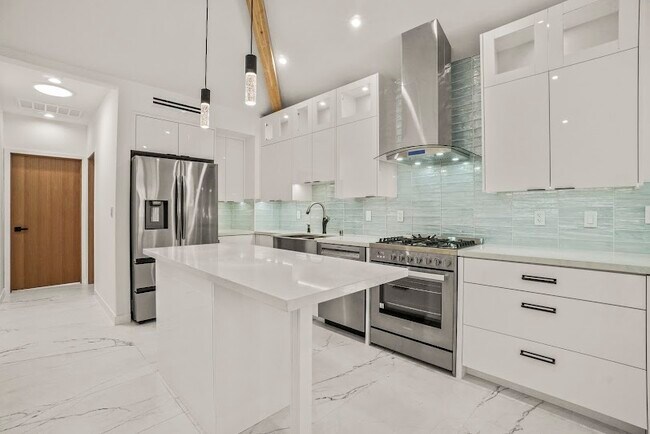 Building Photo - 4230 Van Nuys Blvd