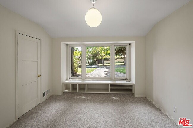 Building Photo - 9149 Hillsboro Dr
