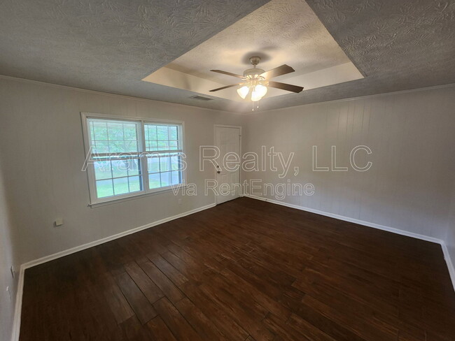 Building Photo - 13 Fredda Ln