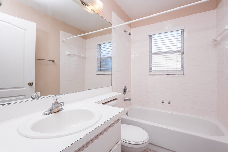 Building Photo - 1010 Malletwood Dr