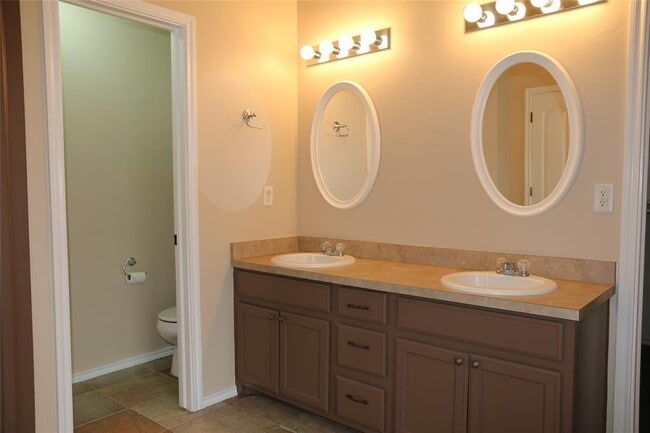 Building Photo - 905 Renita Way
