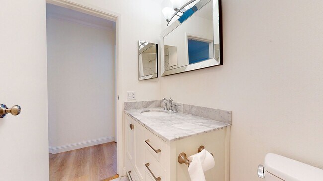 Building Photo - Beautiful 2 Bedroom Condo In Oakland!