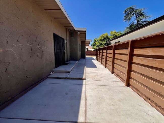 Building Photo - $2,300 Peach & Kings Canyon, 3 Bedroom - S...